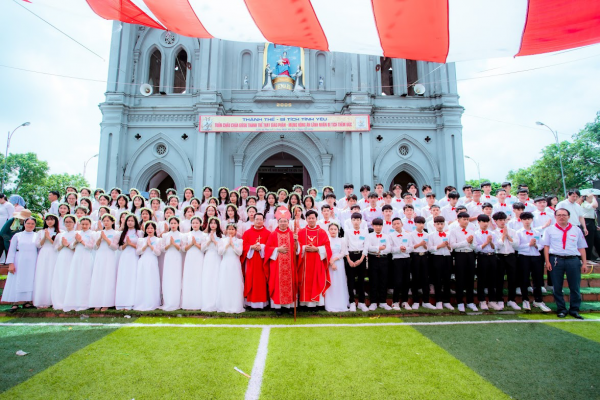92 em lãnh nhận Bí tích Thêm Sức nhân dịp Tuần chầu lượt của Giáo xứ Phục Lễ năm 2023