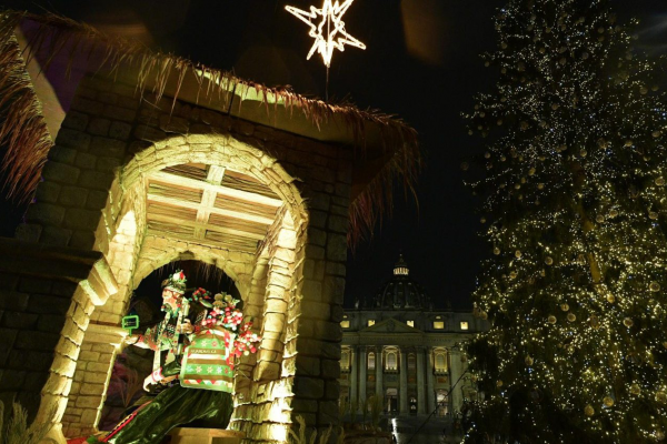 Vatican khánh thành hang đá và thắp sáng cây thông Giáng sinh tại quảng trường thánh Phêrô
