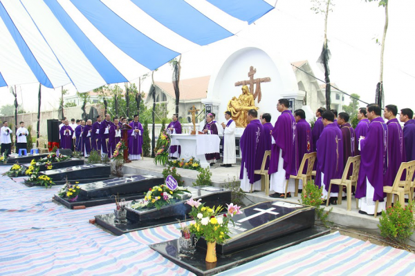 Thánh lễ cầu nguyện cho các tín hữu đã qua đời tại Vườn Thánh ĐCV Thánh Tâm Thái Bình