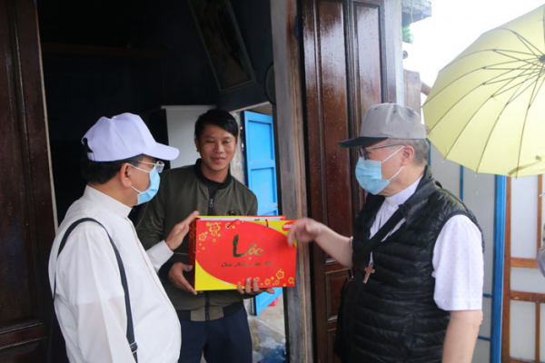 Đức TGM Giuse Nguyễn Chí Linh thăm các gia đình sau cơn bão số 5 (Conson)