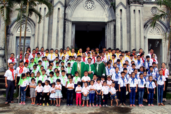 118 đoàn sinh  của Xứ đoàn TNTT Tê-rê-xa - Giáo xứ Dương Cước ra mắt và tuyên hứa