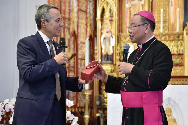 Phó Tổng thống, Bộ trưởng Ngoại giao Liên bang Thụy Sĩ viếng thăm Nhà thờ Chính tòa Hà Nội