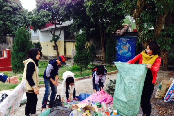 Các đoàn sinh thuộc ngành Dự Trưởng và Nghĩa sỹ Gx Tp Hưng Yên thu gom ve chai những ngày cuối năm - 2015