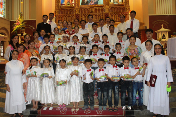 Kỷ niệm ngày 24 em lớp giáo lý NTCT rước lễ lần đầu - 2013