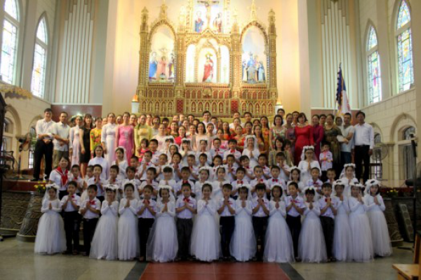 Nhà thờ Chình tòa Thái Bình: Thánh lễ tạ ơn mừng các em thiếu nhi xưng tội và rước lễ lần đầu - 2014