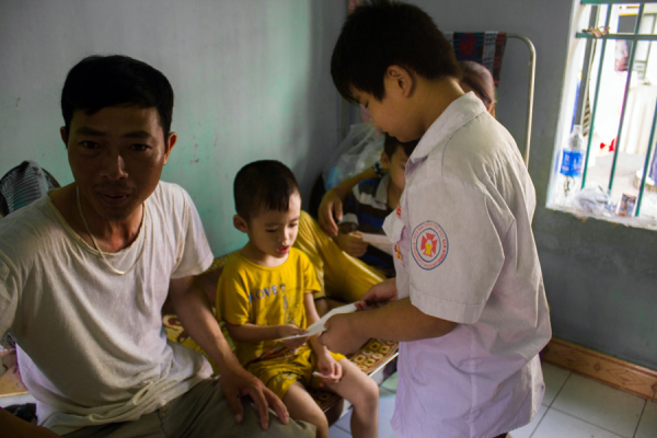 Hình ảnh ban Giáo lý giáo xứ Nhà thờ Chính tòa thăm các bệnh nhi khoa Máu thận, Bệnh viện Nhi Thái Bình - 2015