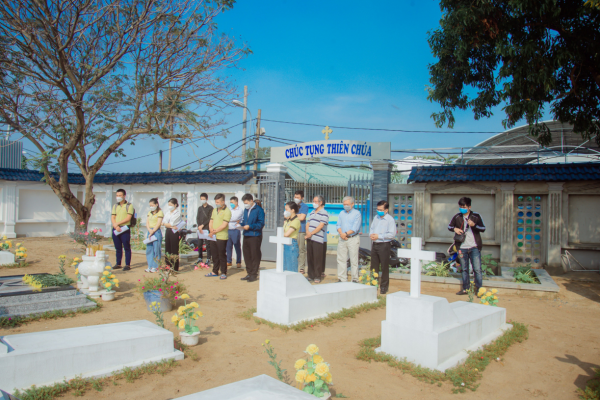 Nhóm Giới trẻ - SVCG Thái Bình miền Nam dâng lễ cầu nguyện cho các đẳng linh hồn